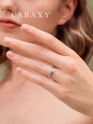 Close-up lifestyle image of the CARAXY twisted vine ring on a model's hand, emphasizing its unique nature-inspired silhouette.