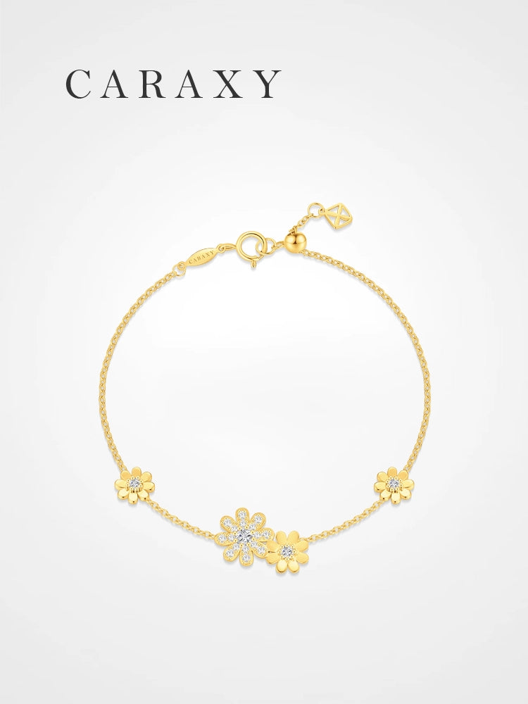 Daisy-inspired lab grown diamond bracelet in 18k yellow gold with floral motifs, cable chain, and adjustable sliding bead.