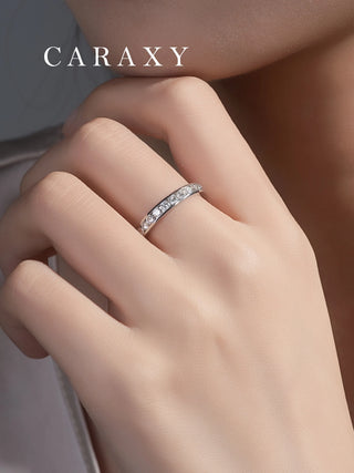 Woman wearing a platinum silver wedding band